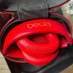 Studio 3 noise cancelling beats!